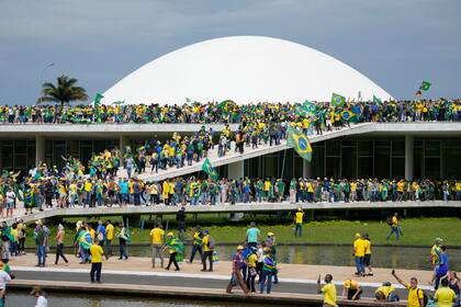 Partidarios del expresidente brasileño Jair Bolsonaro irrumpen la sede del Congreso Nacional en Brasilia el 8 de enero del 2023. (AP Foto/Eraldo Peres)