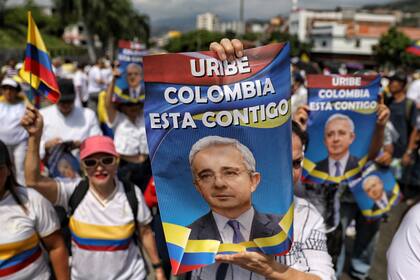 Partidarios del expresidente colombiano Álvaro Uribe Vélez marchan para mostrarle su apoyo luego de que fuera sentenciado a 12 años de arresto domiciliario por manipulación de testigos y soborno, en Cali, Colombia, el jueves 7 de agosto de 2025