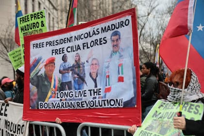 Partidarios del expresidente venezolano Nicolás Maduro protestan frente al Tribunal Federal de Manhattan antes de su audiencia judicial el 26 de marzo de 2026 en la ciudad de Nueva York