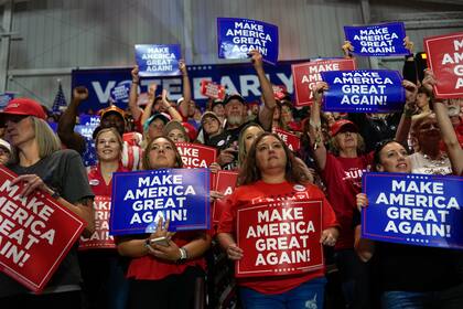 Partidarios del expresidente y candidato republicano a la presidencia Donald Trump escuchan su discurso en un mitin de campaña en el Rocky Mount Event Center, el miércoles 30 de octubre de 2024, en Rocky Mount, Carolina del Norte (AP Foto/Julia Demaree Nikhinson)