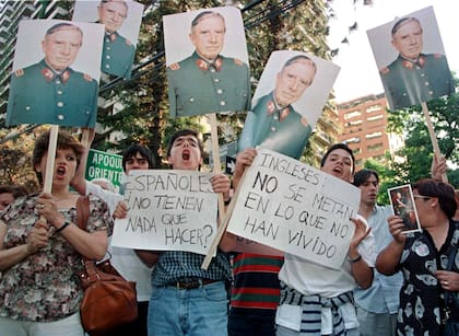 Partidarios del general Augusto Pinochet gritan consignas contra el gobierno británico frente a la residencia del embajador del Reino Unido en Chile, Glynne Evans, en Santiago. Los carteles decían: “Españoles, ¿no tienen nada mejor que hacer?” y “Británicos, no se metan en lo que no han vivido” / Foto: Antonio Guevara REUTERS