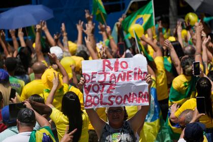 Partidarios del presidente brasileño Jair Bolsonaro, que se postula para la reelección, se reúnen para el inicio de un mitin de campaña en Sao Joao de Meriti, estado de Río de Janeiro