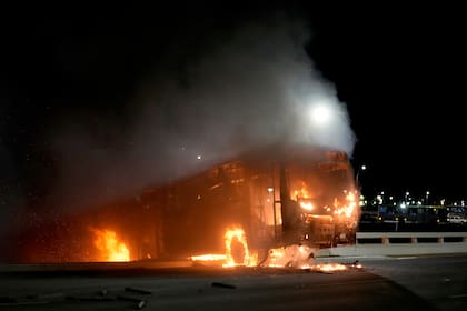 Partidarios del presidente brasileño Jair Bolsonaro se enfrentan con la policía incendiando varios vehículos y supuestamente tratando de asaltar la sede de la Policía Federal en Brasilia, Brasil, el lunes 12 de diciembre de 2022.