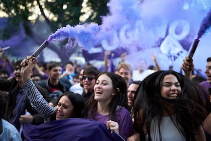 Partidarios del presidente de Argentina, Javier Milei, festejan durante el mitin de final de campaña de Manuel Adorni, candidato en las elecciones a la legislatura de la capital, en Buenos Aires, Argentina, el 14 de mayo de 2025. (AP Foto/Rodrigo Abd)