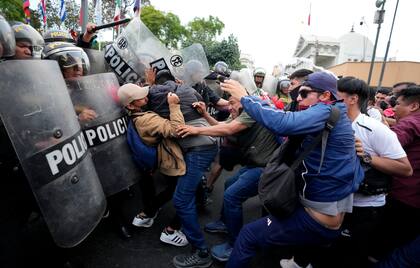 Partidarios del presidente Pedro Castillo chocan con la policía durante una protesta en Lima, Perú, el jueves 8 de diciembre de 2022. 