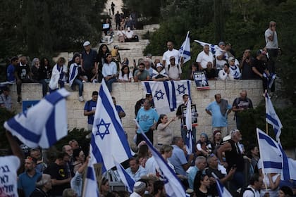 Partidarios del primer ministro israelí Benjamin Netanyahu afuera del Parlamento israelí (Archivo)