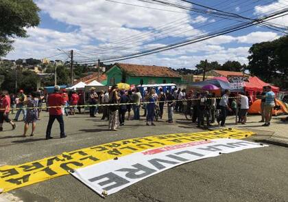 Partidarios del PT, frente a la cárcel de Curitiba, les dan su apoyo a Lula