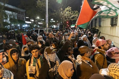 Partidarios pro palestinos se manifiestan frente a la Universidad de Columbia el 23 de abril de 2024 en la ciudad de Nueva York.