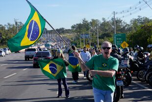 Partidarios saludan la llegada del expresidente brasileño Jair Bolsonaro afuera del Aeropuerto Internacional de Brasilia, en Brasilia, Brasil, el jueves 30 de marzo de 2023