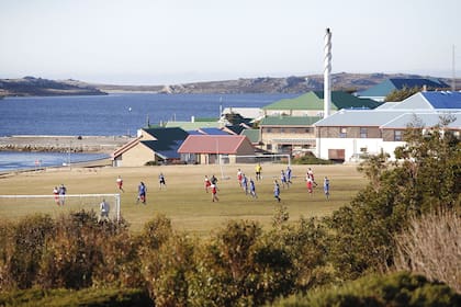 Un partido de fútbol entre el seleccionado de las Malvinas y un equipo de veteranos y militares, en Puerto Argentino