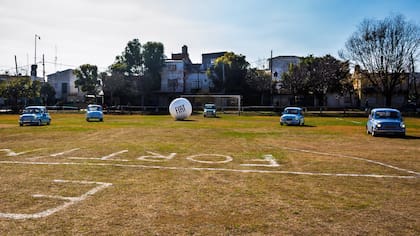 Partido de fútbol con Fiats 600 como jugadores (@un.click.en.el.tiempo)