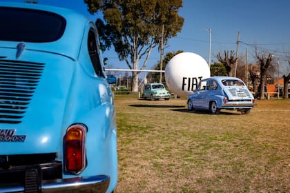Partido de fútbol con Fiats 600 como jugadores (créditos: @un.click.en.el.tiempo)