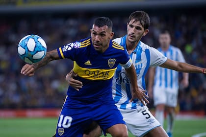 Carlos Tevez, el líder futbolístico del último campeón local del fútbol argentino; lo que se debate ahora es quién debería ser su acompañante en Boca como N° 9