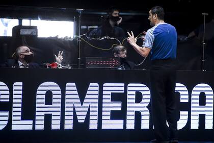 Acrílicos entre los jueces y la mesa de control, a lo NBA.