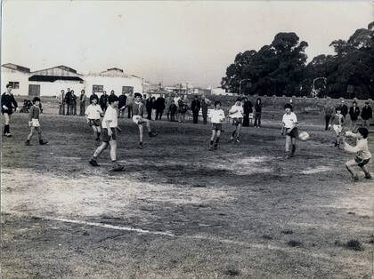 Partido Los Cebollitas (remera oscura) - Huracán (remera clara). A la izquierda, Maradona. En el centro, Oscar Lucero. A la derecha, Rodriguez. Carabelli, que para ese momento todavía jugaba en Huracán, aparece atrás de la pelota