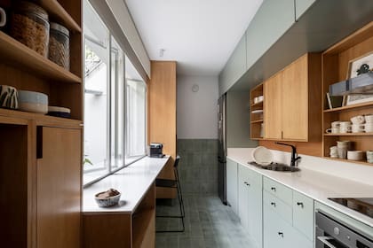 "Partimos del color del piso, que fue lo que compramos primero", nos dijo la arq. Laura Libenson cuando la visitamos. Piso ‘Pleno’ (Noi Estudio). Bajomesada y alacenas laqueadas en ‘Relax’ (Alba) y enchapado de guatambú.