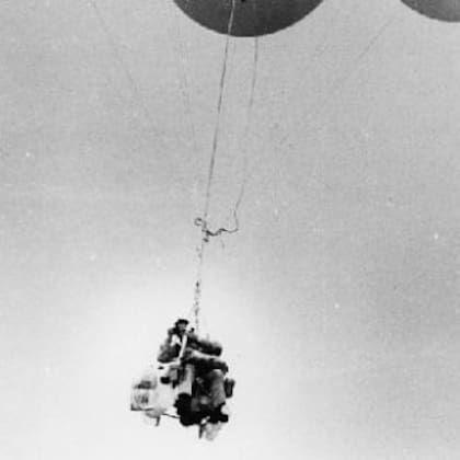 Partió desde el patio de su novia en Los Ángeles y cruzó el espacio aéreo comercial (Foto: Instagram @lawnchairpilot)