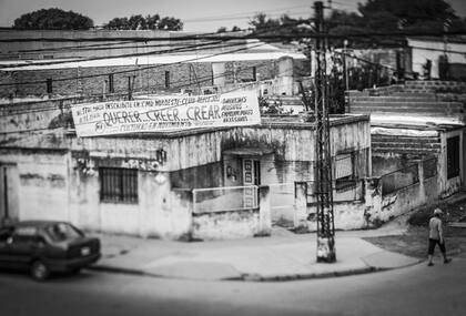 Pasacalle en el que se anuncian talleres culturales en el Club Reflejos.