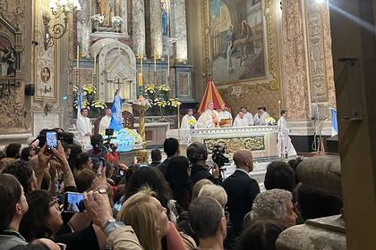 Pasadas las 18.30, el arzobispo de Buenos Aires, monseñor Jorge García Cuerva, inició la misa del último adiós en la Basílica de San José de Flores