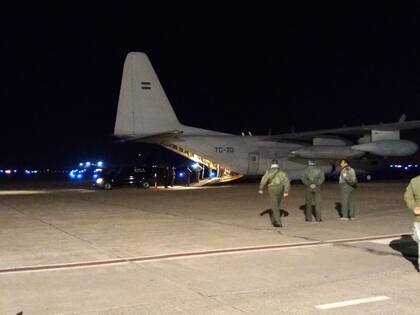 Pasadas las 22, aterrizó el Hércules en la Cuarta Brigada Aérea de Mendoza, con los 15 cuerpos y familiares de los fallecidos. El arribo se produjo de manera íntima y hermética, sin contacto con los medios