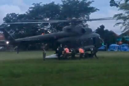 Pasadas las primeras horas de la mañana, en el lugar de los hechos se registró el arribo de un helicóptero y una ambulancia