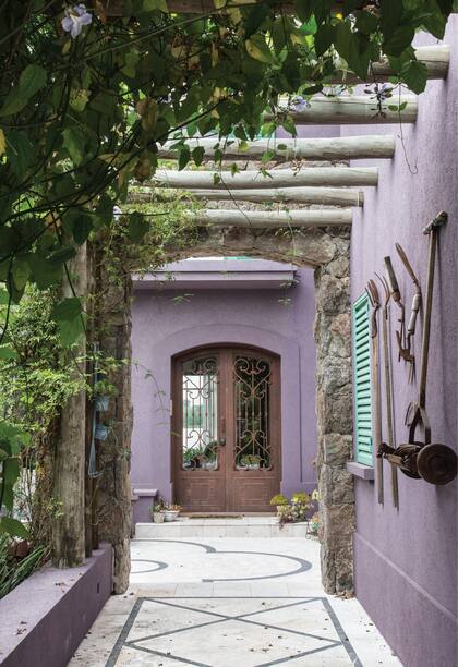 Pasadizo con viejas herramientas que hacen las veces de esculturas.