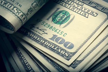 Pasado el mediodía, la moneda estadounidense paralela opera a $290