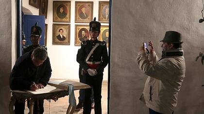 Pasado remoto y rabioso presente: el interior de la histórica casita, ahora remozada, es el gran enigma