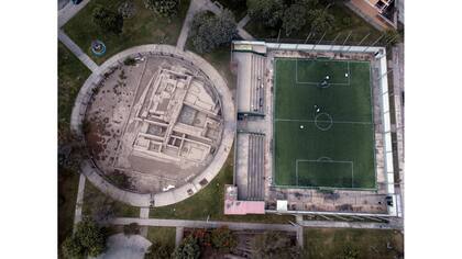 El sitio arqueológico precolombino La Luz está flanqueado por una cancha de futbol privada que se alquila