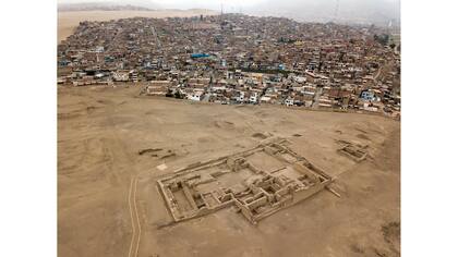 Las viviendas en el distrito de Lurin se encuentran cerca del sitio arqueológico precolombino Pachacamac. Muchas personas en el Perú actual recuerdan la caza del tesoro en las ruinas cuando eran niños, escondiendo piezas de vasijas de cerámica, restos de textiles e incluso huesos humanos