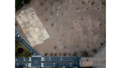 Una cancha municipal de basket que se construyó cerca del sitio arqueológico precolombino Limatambo en Lima