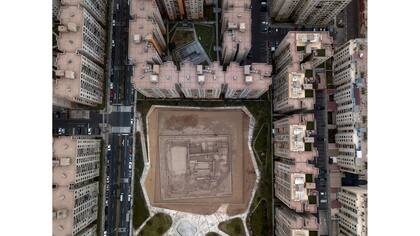 Edificios de departamentos de gran altura rodean el sitio arqueológico precolombino Huantinamarca, a lo largo de la avenida Pacifico en Lima