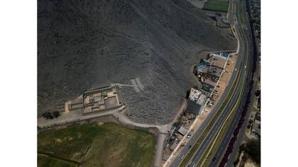 Una autopista pasa por el sitio arqueológico precolombino Puruchuco en el distrito Ate de Lima