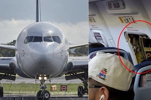 Pánico en el avión: un pasajero abrió la puerta de emergencia y espantó a las azafatas