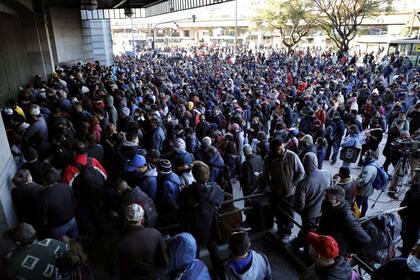 Pasajeros amontonados en los alrededores de la Estación Constitución