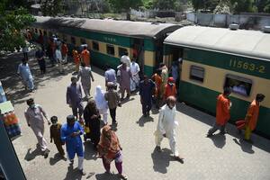 Pasajeros con mascarillas como medida preventiva contra la propagación del coronavirus caminan en una estación de tren en Karachi el 28 de abril de 2021