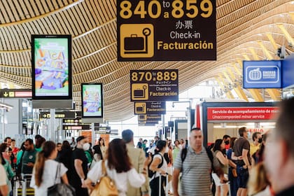 Pasajeros con sus valijas en la Terminal 4 del Aeropuerto Adolfo Suárez Madrid Barajas, a 1 de julio de 2022, en Madrid.