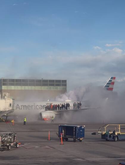 Pasajeros de American Airlines evacuan por las alas del avión