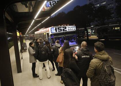 Pasajeros de la línea 152, listos para su primer viaje en el Metrobus del Bajo