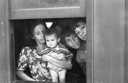 Pasajeros de tren. El Sanrafaelino, Alberto Haylli, c. 1940