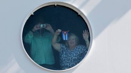 Pasajeros del crucero Adonia saludan desde el barco llegando a La Habana, siendo el primero en partir desde EEUU hacia Cuba luego de 50 años