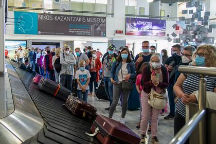 Pasajeros en el aeropuerto de Heraklion, es la isla de Creta, Grecia