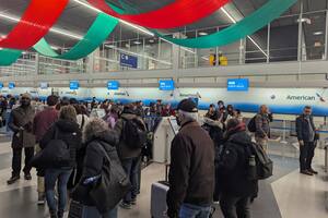 Pasajeros en el aeropuerto de O'Hare demorados tras la suspensión de vuelos de American Airlines
