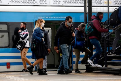 Llegada de pasajeros a la estación de trenes de Liniers