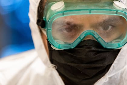 Pasajeros en la estación de trenes de Constitución durante el primer día de uso obligatorio de barbijos