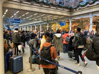 Pasajeros en la estación King's Cross en Londres