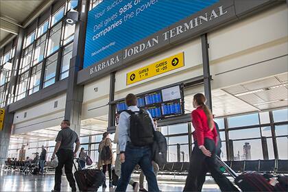 Pasajeros enfrentan largas filas de espera en el aeropuerto de Austin