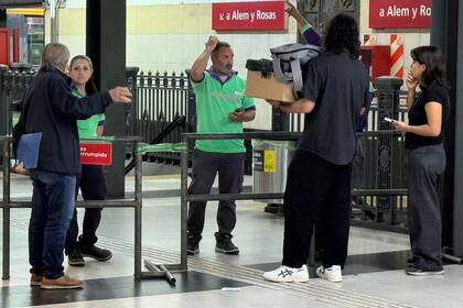 Pasajeros enojados al enterarse del paro en la línea B