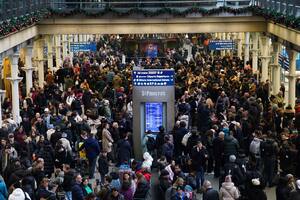 Pasajeros esperan en el pasillo en la entrada del Eurostar en la estación St Pancras, en el centro de Londres, el sábado 30 de diciembre de 2023. (James Manning/PA vía AP)