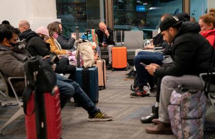 Pasajeros esperan para saber si su vuelo saldrá a tiempo, en el Aeropuerto Internacional de Los Ángeles